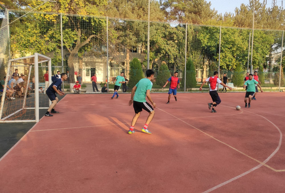 Для укрепления связей между организациями Ферганы на ФНПЗ организован городской турнир по мини-футболу среди организаций и ведомств